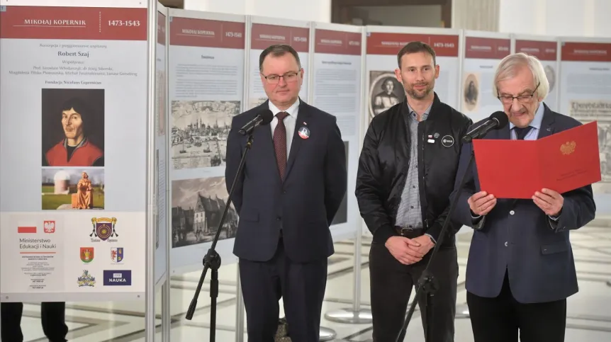 11.01.2023. Astronauta ESA Sławosz Uznański (C), wicemarszałek Sejmu Ryszard Terlecki (P) i poseł Partii Republikańskiej Arkadiusz Czartoryski (L) na otwarciu wystawy "Mikołaj Kopernik: 1473-1543". PAP/Radek Pietruszka