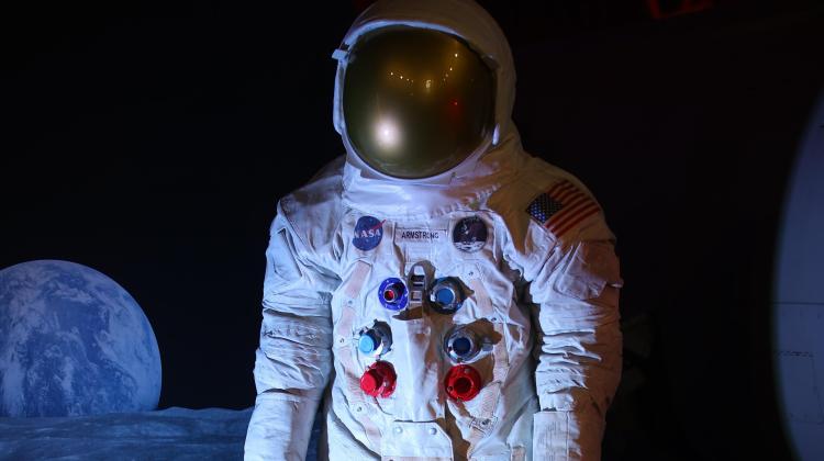 17.11.2022. Replika kosmicznego skafandra Neila Armstronga. PAP/Łukasz Gągulski