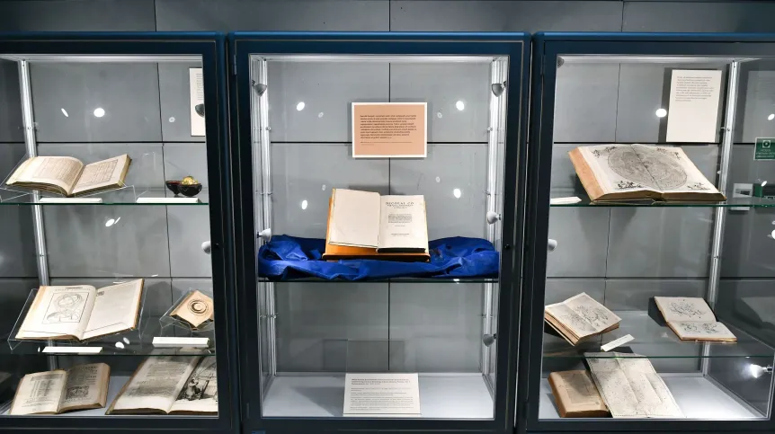 10.02.2023. Wystawa prezentująca starodruki z okresu od XV do XVII w. – oryginały dzieł znanych astronomów w Bibliotece Uniwersytetu Wrocławskiego, 10 bm. Ekspozycja, której centralnym eksponatem jest pierwsze wydanie „O obrotach sfer niebieskich” Mikołaja Kopernika z 1543 r., została zorganizowana w ramach wrocławskich obchodów Roku Kopernika. PAP/Maciej Kulczyński