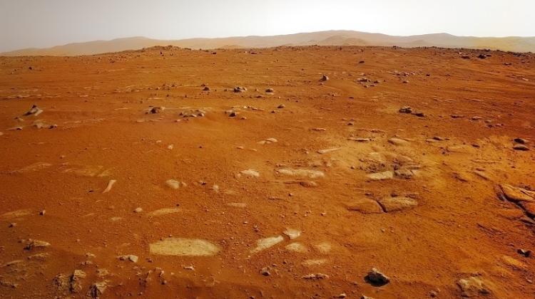 Mars 2020, łazik Perseverance bada powierzchnię Marsa. Elementy zdjęcia pocodzą od NASA
