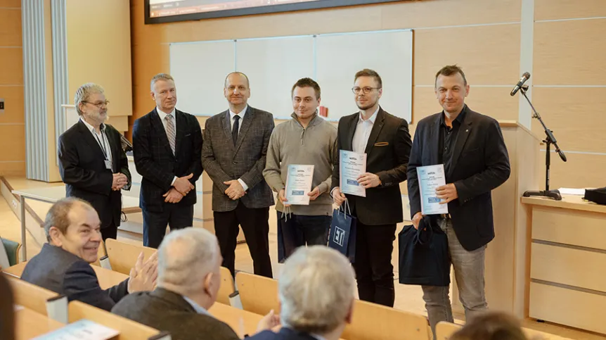 I nagroda; Patryk Kalkowski, Adam Glaza z opiekunem projektu, prof. Łukszem Kulasem oraz dr inż. Krzysztof Nowicki, prof. PG, prof. Mariusz Kaczmarek, prorektor ds. kształcenia i prof. Jacek Stefański, dziekan WETI. Fot. Bartosz Bańka/PG