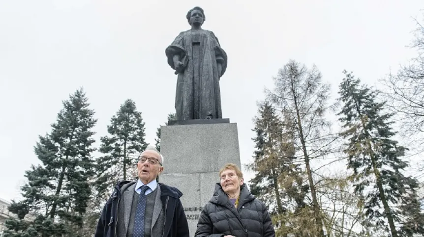 Lublin, 13.11.2017. Prof. Helene Langevin-Joliot (P) i prof. Pierre Joliot (L) przy pomniku Marii Skłodowskiej - Curie w Lublinie (wp/doro) PAP/Wojciech Pacewicz