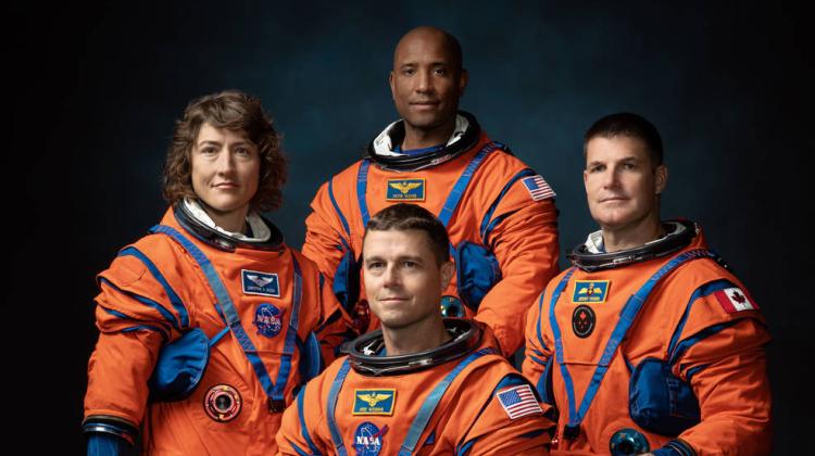 Zespół misji Artemis II NASA, od lewej: Christina Hammock Koch, Reid Wiseman (siedzi), Victor Glover i Jeremy Hansen. Fot: NASA