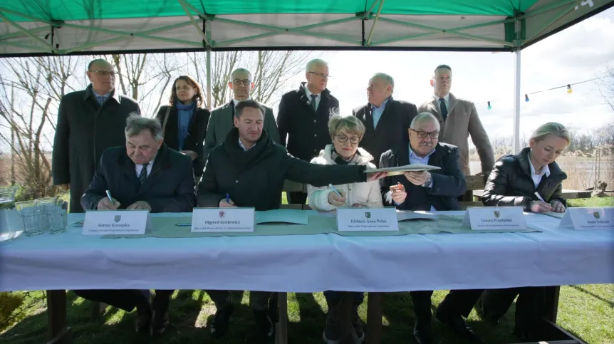 05.04.2023. Marszałkowie: woj. lubuskiego Elżbieta Anna Polak (C), woj. dolnośląskiego Cezary Przybylski (2P) i woj. zachodniopomorskiego Olgierd Geblewicz (2L) oraz członek zarządu woj. opolskiego Antoni Konopka (L) i wicemarszałek województwa śląskiego Anna Jedynak (P) na konferencji prasowej w Cigacicach. PAP/Lech Muszyński