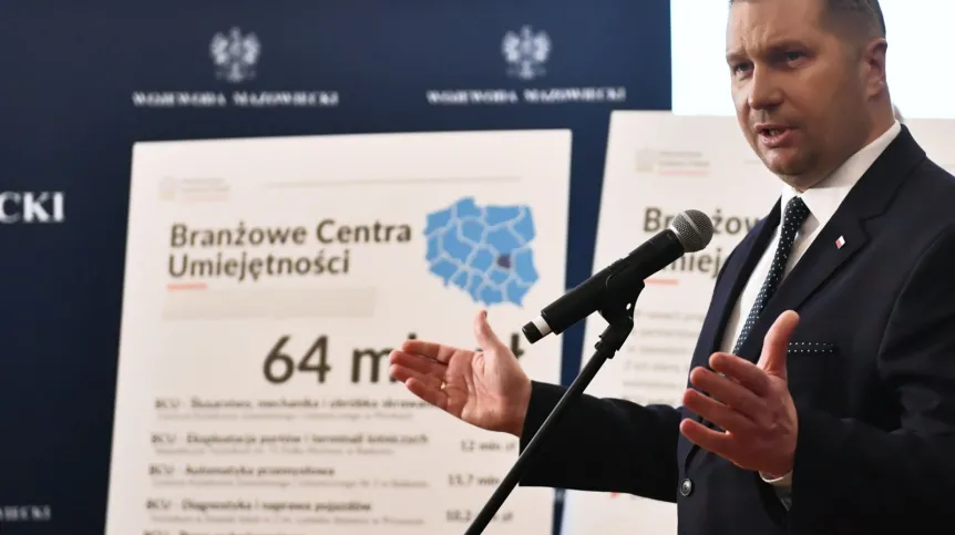 19.04.2023. Minister edukacji i nauki Przemysław Czarnek na konferencji prasowej w delegaturze Mazowieckiego Urzędu Wojewódzkiego w Radomiu, 19 bm. Temat: Branżowe Centra Umiejętności – 64 mln zł na kształcenie zawodowe dla południowego Mazowsza. PAP/Wojtek Jargiło