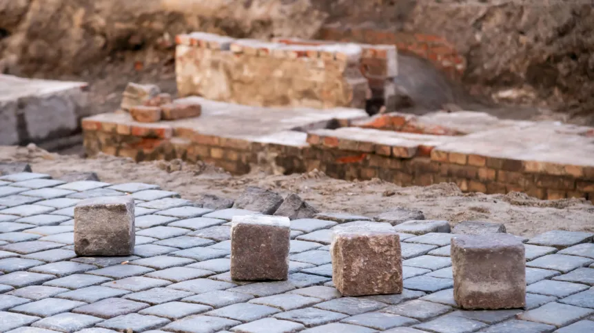 03.12.2021. Prace archeologiczne poprzedzające modernizację płyty Starego Rynku w Poznaniu. PAP/Jakub Kaczmarczyk