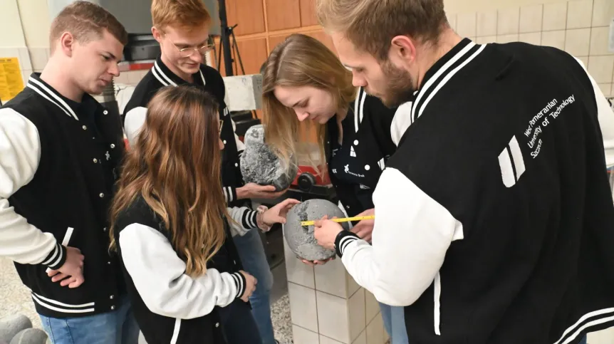 , 17.04.2023. Zespół ACI Student Chapter z Wydziału Budownictwa i Inżynierii Środowiska ZUT w Szczecinie, 17 bm. Kula do kręgli zaprojektowana przez zespół otrzymała pierwsze miejsce w międzynarodowym konkursie projektowania FRC Bowling Ball 2023, który odbył się w Stanach Zjednoczonych. PAP/Marcin Bielecki