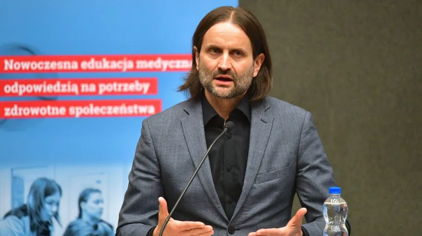 21.04.2023. Wiceminister zdrowia Piotr Bromber podczas konferencji „Nowoczesna edukacja medyczna odpowiedzią na potrzeby zdrowotne społeczeństwa” na Uniwersytecie Medycznym we Wrocławiu, 21 bm. (amb) PAP/Sebastian Borowski