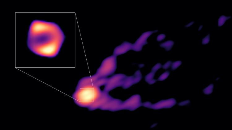 Obraz pokazuje dżet i cień czarnej dziury w centrum galaktyki M87. Po raz pierwszy widać je razem. Obserwacje uzyskano teleskopami z Global Millimetre VLBI Array (GMVA), Atacama Large Millimeter/submillimeter Array (ALMA), Greenland Telescope. Źródło: R.-S. Lu (SHAO), E. Ros (MPIfR), S. Dagnello (NRAO/AUI/NSF)