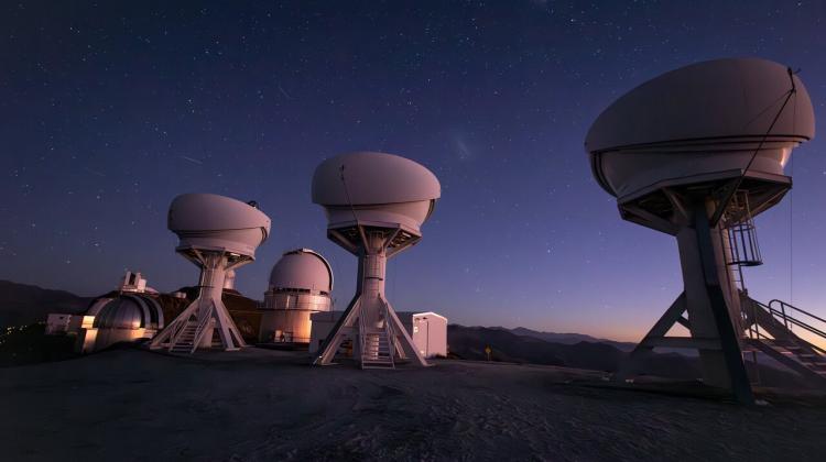 Trzy kopuły z teleskopami BlackGEM w Obserwatorium La Silla w Chile. Źródło: Bloemen (Radboud University)/ESO.