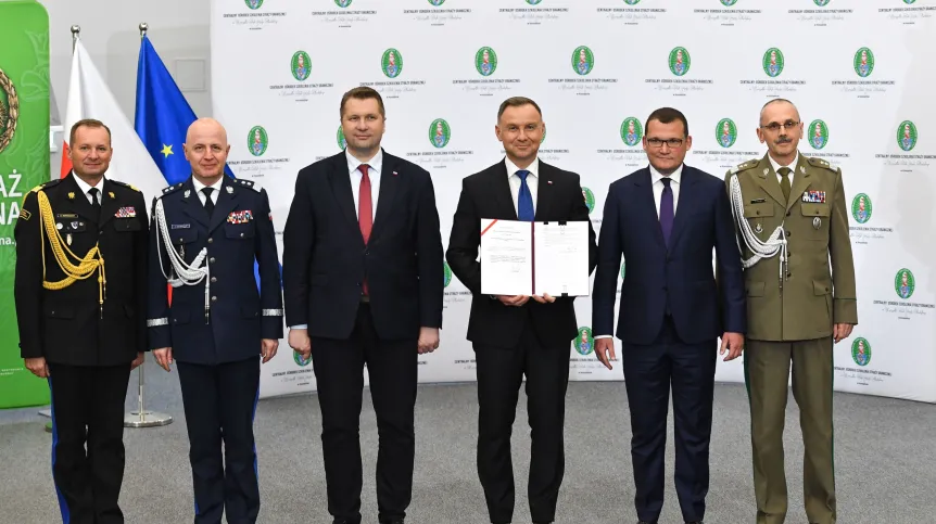 29.05.2023. Prezydent Rzeczypospolitej Polskiej Andrzej Duda (3P), wiceminister spraw wewnętrznych i administracji Paweł Szefernaker (2P), minister edukacji i nauki Przemysław Czarnek (3L), zastępca Komendanta Głównego PSP nadbryg. dr inż. Adam Konieczny (L), komendant Główny Policji gen. insp. Jarosław Szymczyk (2L) i dyrektor Wojskowego Instytutu Medycznego gen. dyw. prof. dr hab. n. med. Grzegorz Gielerak (P). PAP/Marcin Bielecki