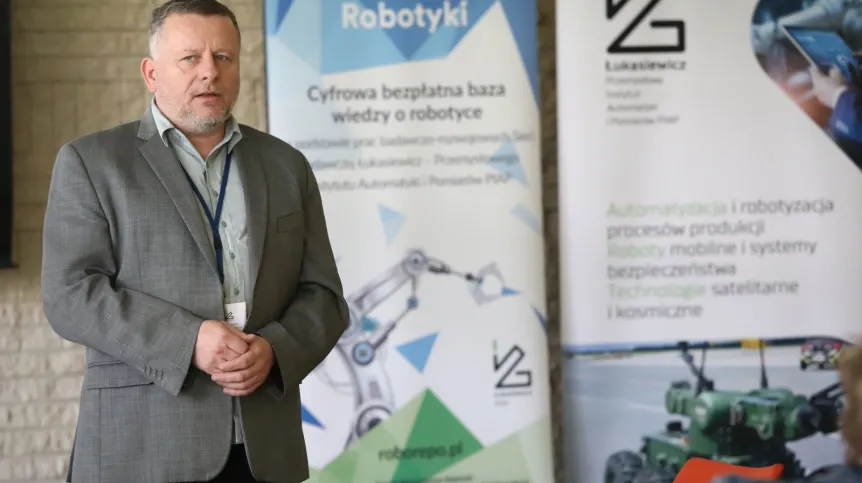 30.05.2023. Dyrektor Przemysłowego Instytutu Automatyki i Pomiarów prof. Piotr Szynkarczyk podczas konferencji nt. projektu "Repozytorium Robotyki - cyfrowe udostępnianie zasobów nauki z obszaru robotyki", realizowanego w ramach Programu Operacyjnego Polska Cyfrowa i współfinansowanemu ze środków Europejskiego Funduszu Rozwoju Regionalnego. PAP/Tomasz Gzell