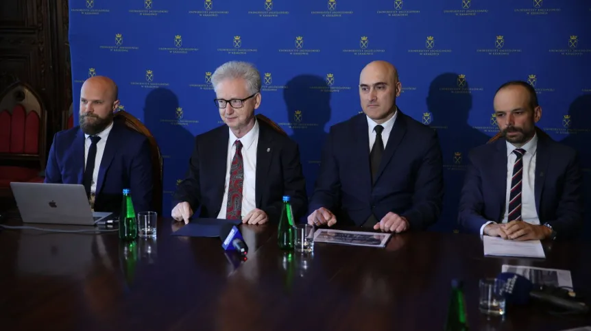 31.05.2023. Rektor UJ prof. dr hab. Jacek Popiel (2L), prorektor ds. dydaktyki prof. dr hab. Armen Edigarian (2P), dyrektor Centrum Wsparcia Dydaktyki UJ Piotr Szumliński (P) oraz kierownik Działu Rekrutacji na Studia UJ Kamil Gajęcki (L) podczas konferencji prasowej nt. rekrutacji na Uniwersytecie Jagiellońskim na rok akademicki 2022/2023, 31 bm. w sali senackiej Collegium Novum UJ w Krakowie. PAP/Łukasz Gągulski