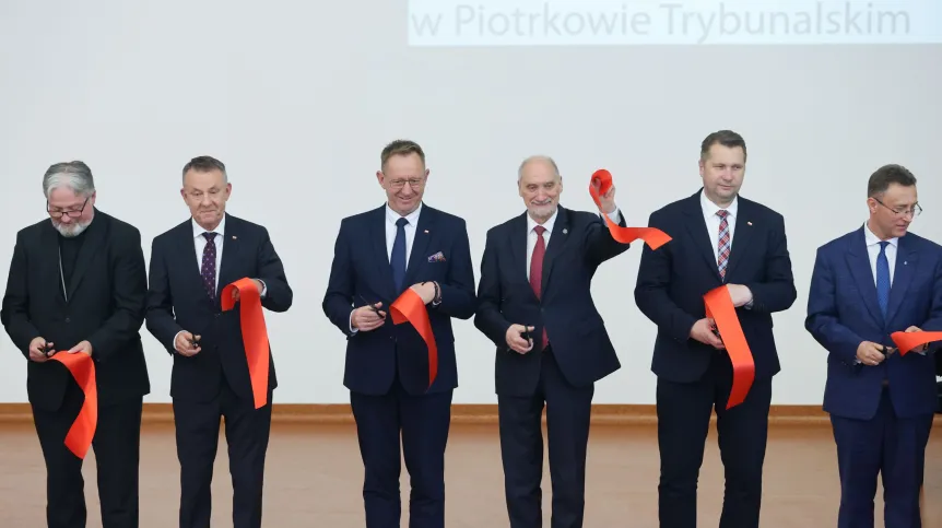 01.06.2023. Minister edukacji i nauki Przemysław Czarnek (2P), rektor Akademii Piotrkowskiej Dariusz Rogut (P), poseł PiS Antoni Macierewicz (3P), minister rolnictwa Robert Telus (3L) i bp Semko Koroza (L) podczas uroczystego otwarcia Akademii Piotrkowskiej, 1 bm. Akademia Piotrkowska rozpoczęła działalność jako samodzielna uczelnia. Zastąpi dotychczasową filię kieleckiego Uniwersytetu Jana Kochanowskiego z siedzibą w Piotrkowie. PAP/Marian Zubrzycki