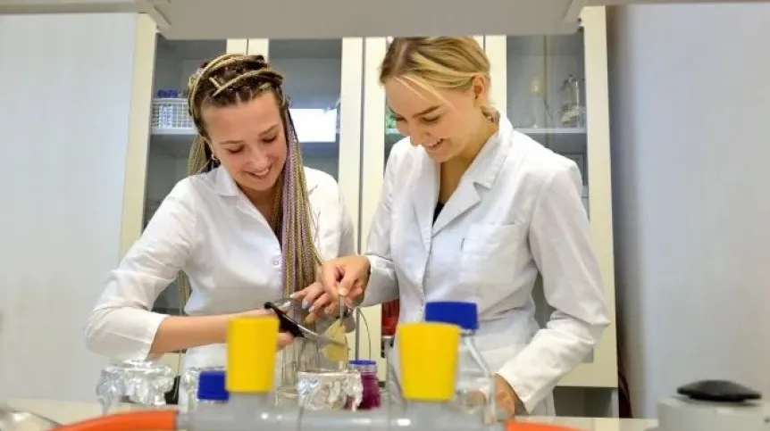 Dr. Agata Sommer and Alicja Niedźwiedzka from the Faculty of Chemistry. Credit: Krzysztof Krzempek/Gdańsk University of Technology