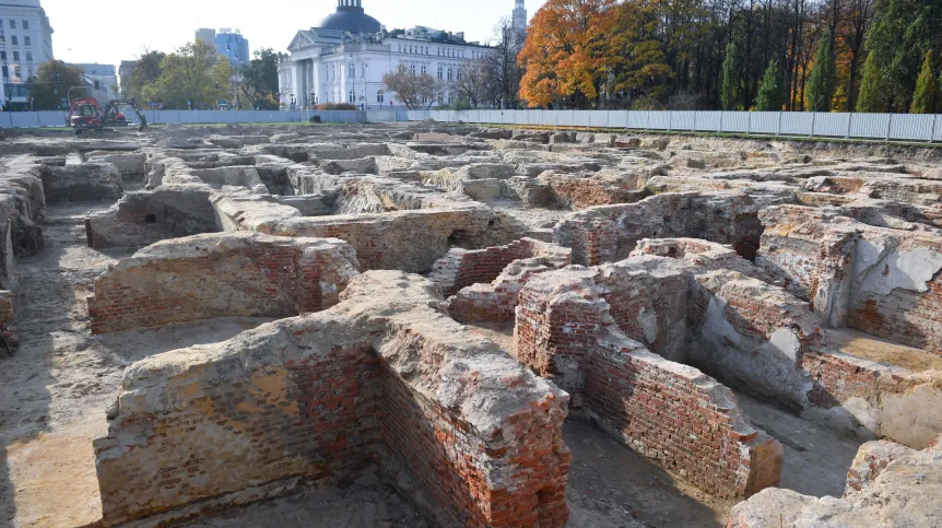 18.10.2022. Odkryte fundamenty pałacu Saskiego na Placu Marszałka Józefa Piłsudskiego w Warszawie. PAP/Radek Pietruszka