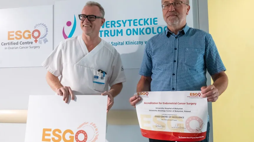 18.07.2023. Dyrektor USK prof. dr hab. n. med. Jan Kochanowicz (P) i koordynator oddziału Uniwersyteckiego Centrum Onkologii dr hab. n. med. Paweł Knapp (L) na konferencji prasowej w Białymstoku, 18 bm. nt. uzyskania przez Uniwersyteckie Centrum Onkologii certyfikatu Europejskiego Towarzystwa Ginekologii Onkologicznej. PAP/Marcin Onufryjuk