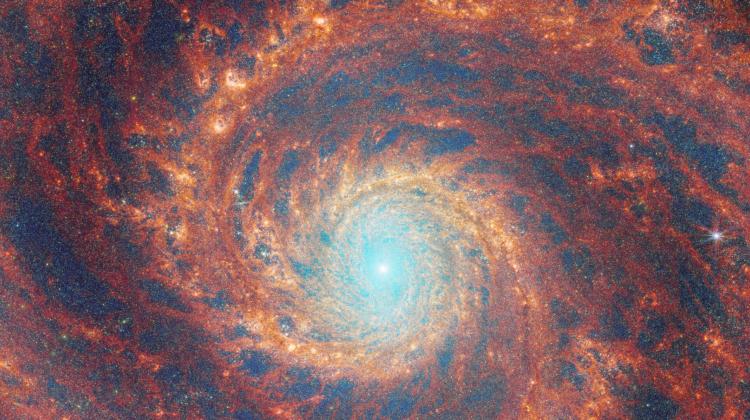 Duża galaktyka spiralna M51 (Galaktyka Wir) sfotografowana w podczerwieni przez Kosmiczny Teleskop Jamesa Webba. Źródło: ESA/Webb, NASA & CSA, A. Adamo (Stockholm University) oraz zespół FEAST JWST.