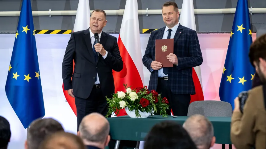 15.09.2023. Minister edukacji i nauki Przemysław Czarnek (P) i prezes Zarządu WZU dr Piotr Tefelski (L) na uroczystości utworzenia Publicznej Uczelni Zawodowej w Grudziądzu, w Wojskowych Zakładach Uzbrojenia S.A. w Grudziądzu. PAP/Tytus Żmijewski