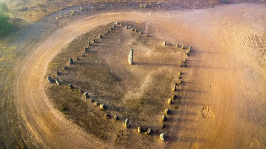 Zdjęcie poglądowe - kompleks megalityczny Cromeleque do Xerez w Portugalii (kamienie-menhiry pochodzą nawet z IV-V tysiąclecia p.n.e., ale ich układ nie jest oryginalny - powstał mniej więcej 20 lat temu).