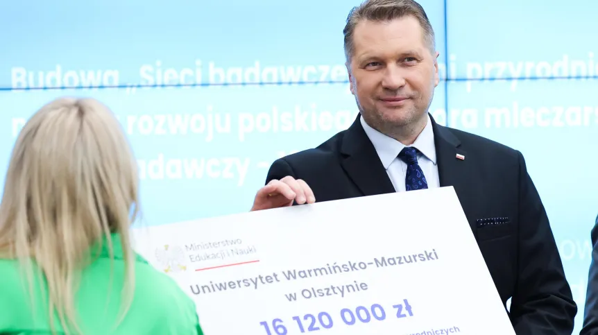 Warszawa, 05.10.2023. Minister edukacji i nauki Przemysław Czarnek podczas ogłoszenia programu "Sieć badawcza uczelni przyrodniczych na rzecz rozwoju polskiego sektora mleczarskiego" w siedzibie Ministerstwa Edukacji i Nauki w Warszawie. Fot. PAP/Szymon Pulcyn