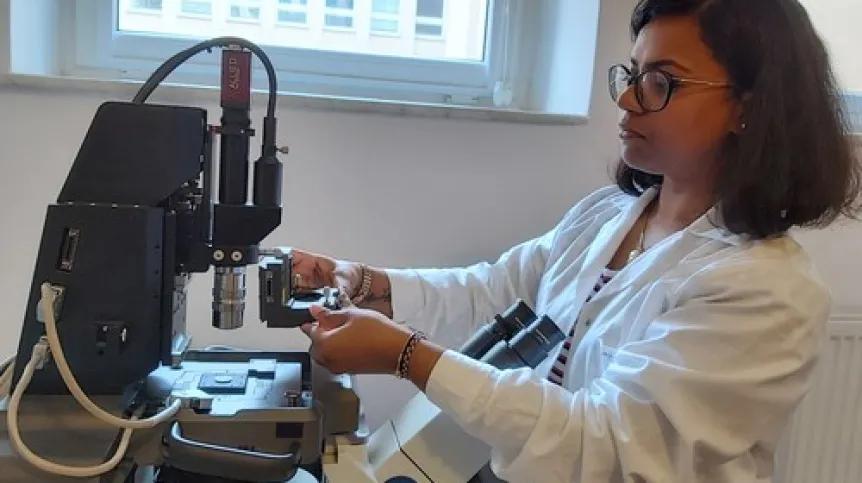 Dr. Kajangi Gnanachandran (Institute of Nuclear Physics PAS) assembles the AFM components used to measure the mechanical properties of cells. Credit: Institute of Nuclear Physics PAS