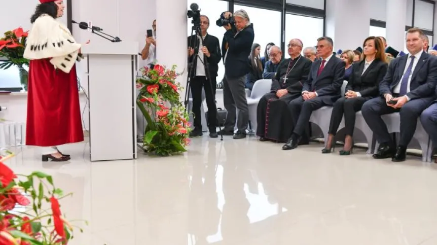 07.10.2023. Minister edukacji i nauki Przemysław Czarnek (P) z małżonką Katarzyną Czarnek (2P), wojewoda lubelski Lech Sprawka (3P) oraz metropolita lubelski abp Stanisław Budzik (4P) oraz Rektor Akademii dr. Emilia Żerel (L) podczas inauguracji Roku Akademickiego 2023/2024 na Akademii Nauk Społecznych i Medycznych w Lublinie. PAP/Wojtek Jargiło