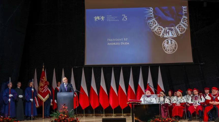 09.10.2023. Prezydent RP Andrzej Duda przemawia podczas uroczystej inauguracji roku akademickiego 2023/2024 Śląskiego Uniwersytetu Medycznego, 9 bm. w międzynarodowym Centrum Kongresowym w Katowicach. PAP/Zbigniew Meissner