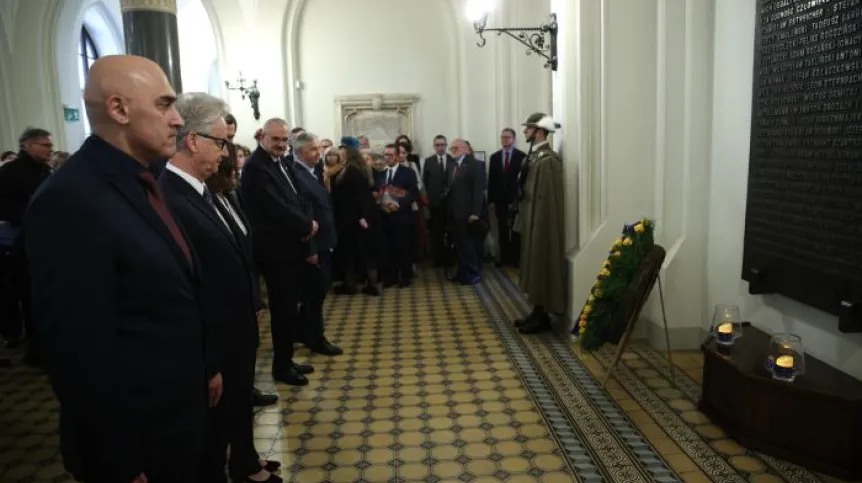 06.11.2023. Rektor Uniwersytetu Jagiellońskiego prof. dr hab. Jacek Popiel (2L) złożył kwiaty przed tablicą pamiątkową w Collegium Novum UJ w Krakowie, 6 bm. z okazji obchodów Akademickiego Dnia Pamięci w rocznicę Sonderaktion Krakau.  PAP/Łukasz Gągulski