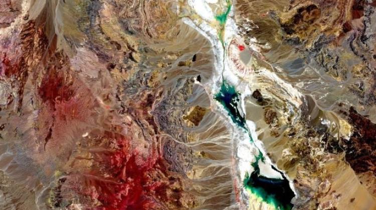 „Woda na pustyni” – zwycięskie zdjęcie sat. konkursu „Seize the beauty of our Planet" w 2023 roku. Obraz pokazuje jeden z najbardziej suchych regionów Ziemi, Dolinę Śmierci w USA, w której wystąpiły gwałtowne powodzie spowodowane huraganem Hilary. Źródło: CloudFerro