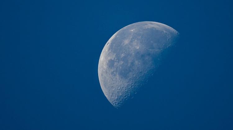 Starzawa, 06.09.2023. The Moon seen in the morning. PAP/Darek Delmanowicz