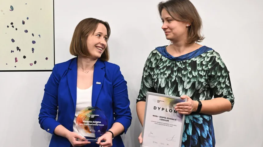 Warszawa, 08.12.2023. Katarzyna Deja (L) i Maja Marcinkowska Sanner (P) odebrały Nagrodę Główną dla Narodowego Centrum Badań Jądrowych - Działu Edukacji i Szkoleń, podczas gali finałowej 19. edycji konkursu Popularyzator Nauki 2023, 8 bm. w Centrum Prasowym PAP w Warszawie. Wydarzenie jest organizowane przez serwis Nauka w Polsce, przy wsparciu Fundacji Polskiej Agencji Prasowej. PAP/Radek Pietruszka