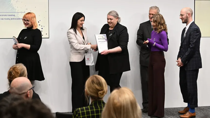 08.12.2023. Szef kapituły konkursu, przewodniczący Polskiego Komitetu ds. UNESCO prof. Michał Kleiber (3P) i Prezes Zarządu Fundacji Polskiej Agencji Prasowej Małgorzata Biegalska (2L) wręczają nagrodę w kategorii zespół przedstawicielom Stowarzyszenia Mercury podczas gali finałowej 19. edycji konkursu Popularyzator Nauki 2023, 8 bm. w Centrum Prasowym PAP w Warszawie. Wydarzenie jest organizowane przez serwis Nauka w Polsce, przy wsparciu Fundacji Polskiej Agencji Prasowej. PAP/Radek Pietruszka