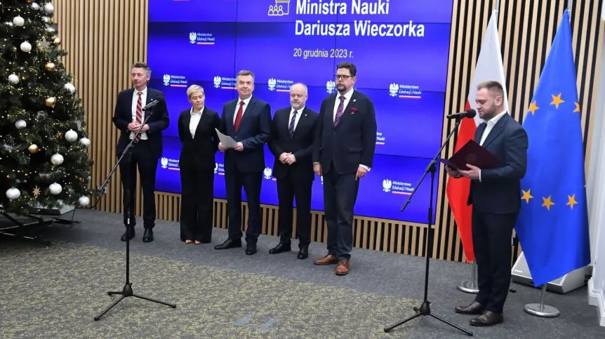 20.12.2023. Minister nauki Dariusz Wieczorek (3L) i kierownictwo Ministerstwa Nauki i Szkolnictwa Wyższego, podsekretarze stanu: Andrzej Szeptycki (2P), Marek Gzik (3P), Maria Mrówczyńska (2L) i Maciej Gdula (L) podczas konferencji prasowej i przedstawienia członków kierownictwa ministerstwa w siedzibie resortu w Warszawie. PAP/Andrzej Lange