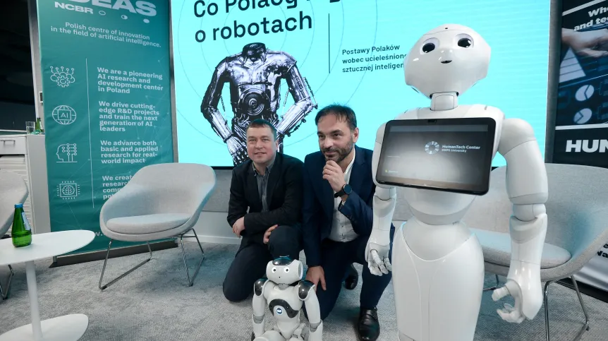 Warszawa, 08.12.2023. Od lewej: doktor nauk technicznych Krzysztof Walas, psycholog społeczny Konrad Maj podczas premiery raportu „Co Polacy myślą o robotach”, 8 bm. w siedzibie IDEAS NCBR w Warszawie. Raport przygotowany został przez badaczy Centrum HumanTech Uniwersytetu SWPS oraz IDEAS NCBR. Fot. PAP/Marcin Obara