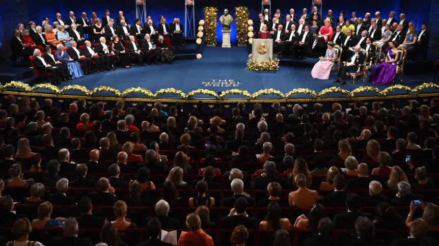 10.12.2003 Sztokholm (Szwecja). Ceremonia wręczenia Nagród Nobla 2023 w sztokholmskiej filharmonii. Fot. PAP/EPA/CLAUDIO BRESCIANI