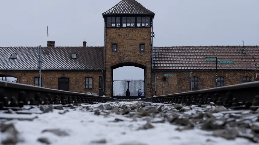 Oświęcim, 08.02.2017. Brama obozu Auschwitz II-Birkenau. (ag/mgut) PAP/Andrzej Grygiel