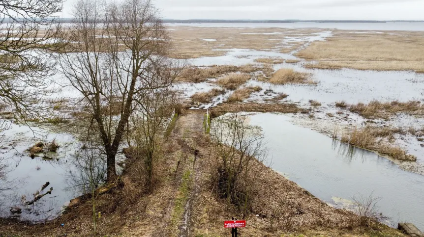  26.01.2024. Wysoki poziom wody w Parku Narodowym "Ujście Warty", 26 bm. Woda zalewa niemal wszystkie poldery, na które wraz z wiosenną migracją ptactwa wodnego i błotnego przylecą setki tysięcy gęsi i kaczek. PAP/Lech Muszyński