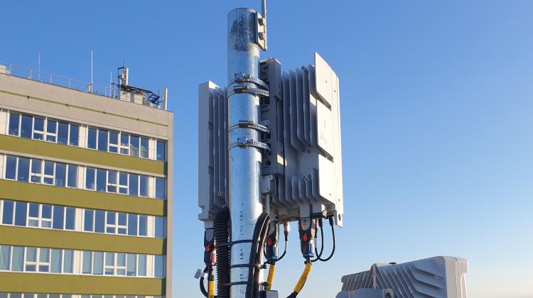 Stacje bazowe sieci 5G uruchomione w Instytucie Telekomunikacji AGH w Krakowie. Fot. materiały prasowe