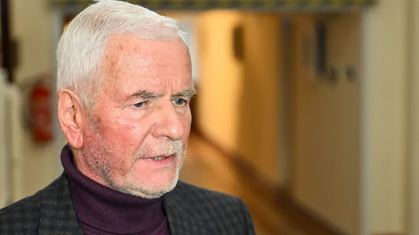 06.02.2024. Prof. Marek Ziętek na korytarzu Sądu Okręgowego we Wrocławiu. PAP/Maciej Kulczyński