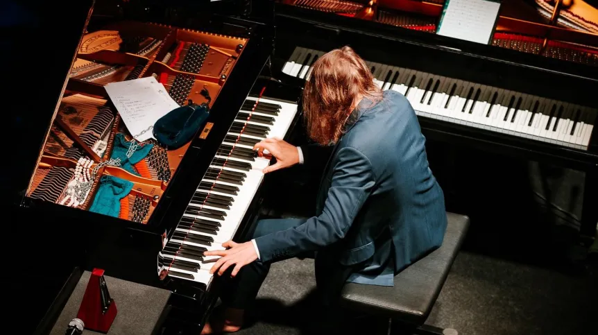 Photo: Leszek Możdżer played two pianos during the Nowe Obroty festival: a classically tuned piano (left) and a decaphonic piano (right). Source: Nowe Obroty press release.