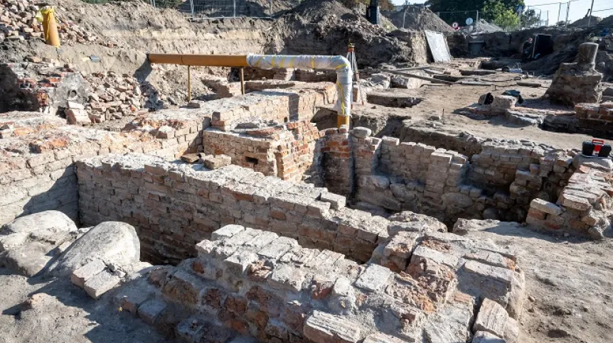 Toruń, 28.09.2023. Fragmenty zabudowań, zespołu św. Ducha z XIII wieku. Ruiny odkryto podczas prac remontowych na Bulwarze Filadelfijskim, pomiędzy Bramą Klasztorną i Koszarami Racławickimi. PAP/Tytus Żmijewski