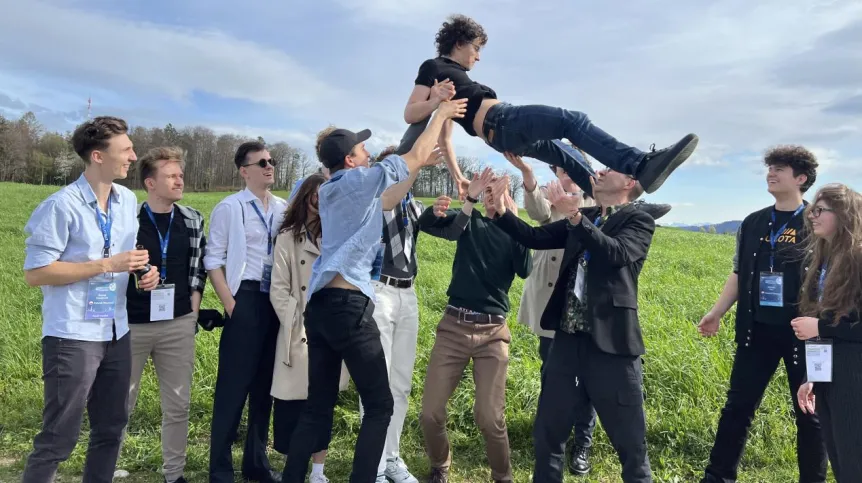 Reprezentacja FUW. Od lewej: mgr  Paweł Szczypkowski (opiekun drużyny), Jakub Trzaska Michał  Zdziennicki.(opiekun drużyny), Sara Gałan,  Bartłomiej Leks, Jakub  Hevler, Paweł Kałwak, prof. Krzysztof Turzyński (opiekun drużyny),  Michał Puza, Magdalena Orłowska, w locie: kapitan drużyny Jakub  Kośmicki. (fot. FUW)