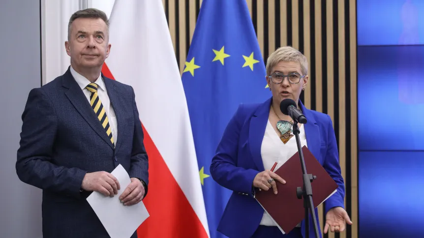 12.04.2024. Minister nauki Dariusz Wieczorek (L) oraz podsekretarz stanu w MNiSW Maria Mrówczyńska (P) podczas konferencji prasowej dot. zwiększenia środków finansowych na pomoc materialną dla studentów, 12 bm. w siedzibie Ministerstwa Nauki i Szkolnictwa Wyższego w Warszawie. PAP/Albert Zawada