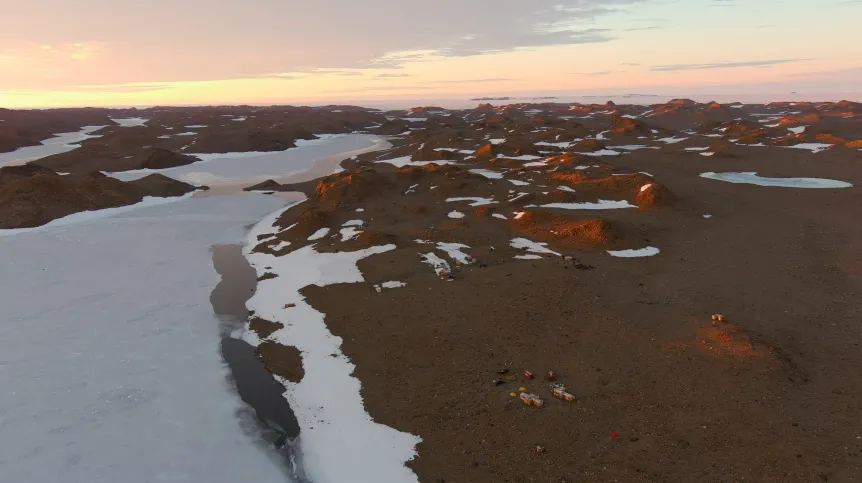 Fot: Panorama Oazy Bungera (ang. Bunger Hills) w kierunku zachodnim. Na pierwszym planie (dół zdjęcia) Polska Stacja Antarktyczna im. Antoniego B. Dobrowolskiego. Fot. Adam Nawrot