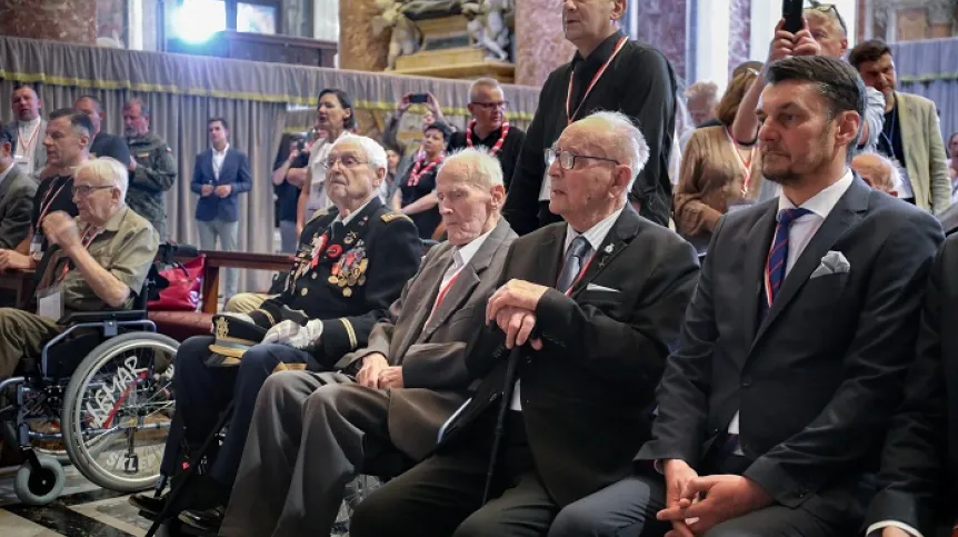 Watykan, 16.05.2024. Szef UdSKiOR Lech Parell (P) oraz weterani Armii Andersa: kpt. Władysław Dąbrowski (2P), Józef Czesław Skrzynecki (3P) i kpt. Armii USA dr Krzysztof Flizak (4P) uczestniczą w Bazylice Św. Piotra w Watykanie w modlitwie w ramach obchodów 80. rocznicy bitwy o Monte Cassino. PAP/Albert Zawada