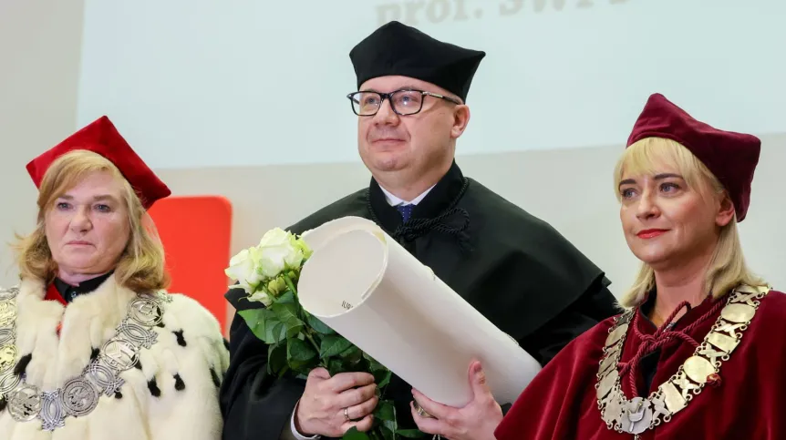 24.05.2024. Minister sprawiedliwości, prokurator generalny dr hab. Adam Bodnar (C) odbiera tytuł Doktora Honoris Causa Uniwersytetu Łódzkiego w auli im. prof. Wacława Szuberta UŁ w Łodzi, 24 bm. Obok rektor UŁ prof. dr hab. Elżbieta Żądzińska (L) oraz prof. dr hab. Krzysztof Skotnicki (P) z Zakładu Prawa Konstytucyjnego Porównawczego Wydziału Prawa i Administracji UŁ. Wydarzenie towarzyszy uroczystemu posiedzeniu Senatu Uniwersytetu Łódzkiego w 79. rocznicę utworzenia uczelni. (jm) PAP/Marian Zubrzycki