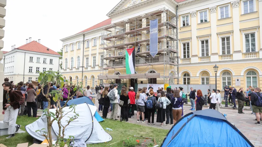 Warszawa, 12.06.2024. Protest studentów Uniwersytetu Warszawskiego w obronie Palestyny na terenie Kampusu Głównego UW w Warszawie, 12 bm. Prostestujący żądają od uczelni m.in. jednoznacznego potępienia działań Izraela, a także zerwania współpracy z firmami i z uniwersytetami izraelskimi. Odbywający się od 24 maja br. w parku Autonomia przy ul. Nowy Świat 69 protest zaostrzył się, a jego uczestnicy przenieśli się na Kampus Główny. Rektor uniwersytetu zwrócił się do policji z prośbą o udrożnienie ciągów komunikacyjnych. (jm) PAP/Rafał Guz