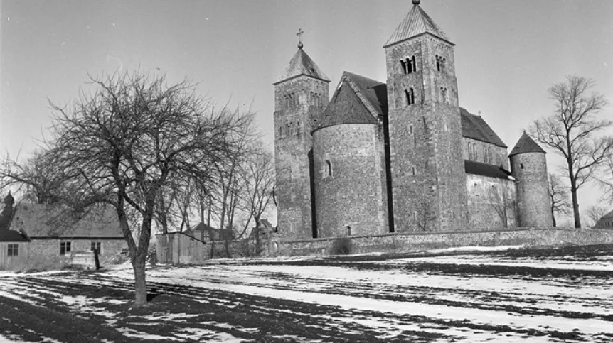 Tum 03.1981. Archikolegiata pw. Najświętszej Marii Panny i św. Aleksego (archikolegiata łęczycka). Zbudowana w XII w., architektura romańska. gr PAP/Wojciech Kryński