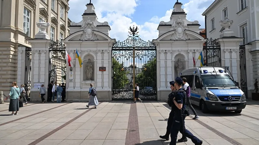 Warszawa, 14.06.2024. Patrol policji przed zamkniętym wejściem na teren Kampusu Głównego UW w Warszawie. PAP/Radek Pietruszka